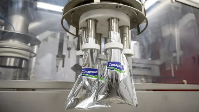 Cooperación láctea entre China y UY (Conaprole y Yili firman acuerdo)