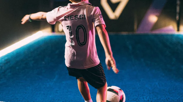 ¡Sos crá!... probá tus habilidades en FutVolt (un espacio que combina la magia de la N° 5 con tecnología británica)