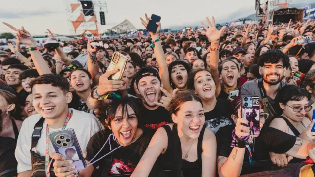 Así se vivió el primer día del Cosquín Rock 2025 en Córdoba (los sponsors hicieron lo suyo)
