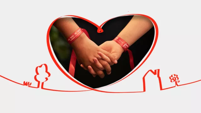 Un lazo para que lata bien fuerte (Tienda Inglesa y Fundación Corazoncitos otra vez juntos por los niños)