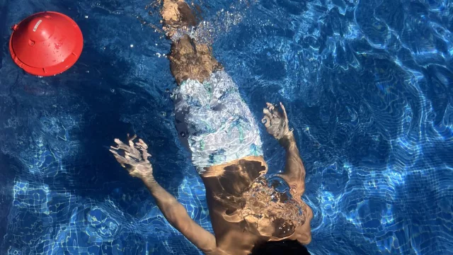 La boyita que salva (llegó a Uruguay un sistema de alarma que previene accidentes en piscinas)