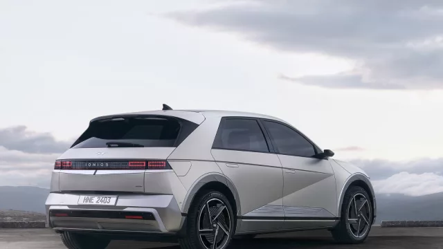 Así es el auto eléctrico que trasladará a Yamandú Orsi y Carolina Cosse el 1 de marzo