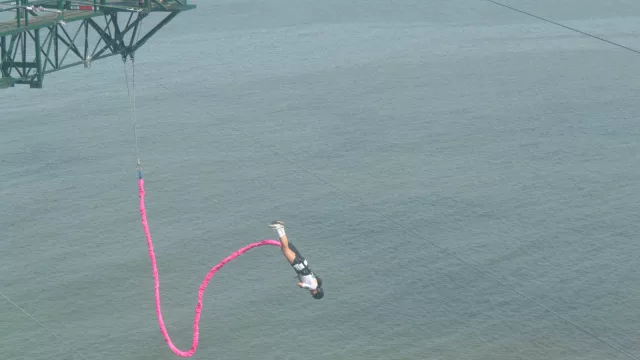 El cerro San Antonio sube y baja (Bungeeuy llegó al lugar para hacer saltar a todos)