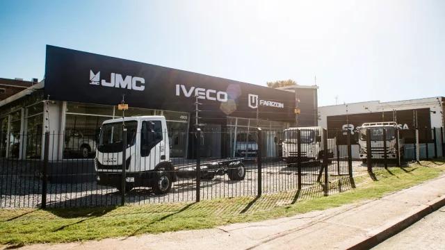 Para puertas del costado y pesos pesados (Santa Rosa abrió local de utilitarios con marcas JMC, IVECO y Farizon)