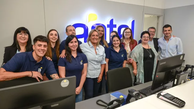 Antel inauguró nueva tienda en Portones Shopping