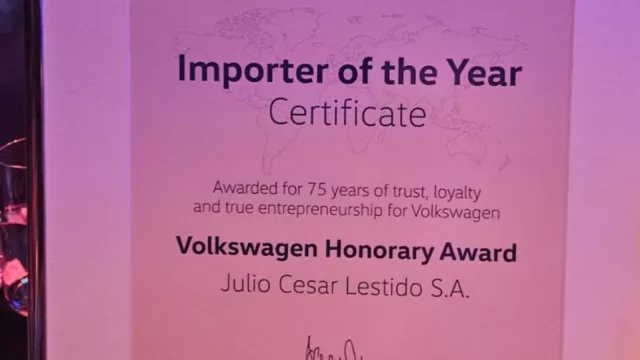 Julio César Lestido recibió un reconocimiento especial de parte de Volkswagen en Alemania (y celebra 75 años como importador)