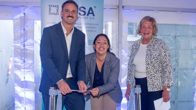 De derecha a izquierda: Karin Schaaf, directora de la empresa; Fernanda Cardona, ministra del MIEM y Agustín Cebas, gerente general.