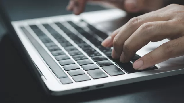 La tecnología genera 1 de cada 5 llamados laborales en UY (y programación es la skill más requerida con 54%)