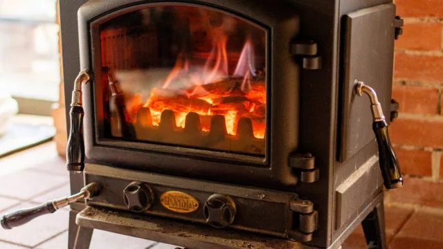 Ahora sí que se vino el frío (y el precio de la leña sube)