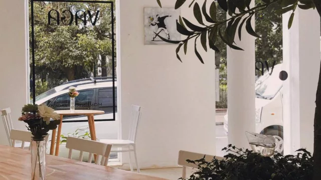 Perdió su empleo y abrió Vaga Café frente a plaza Zabala con café de especialidad (y ahora va por planes de expansión)