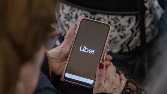 Uber lanza funciones para facilitar la movilidad de personas mayores en Uruguay