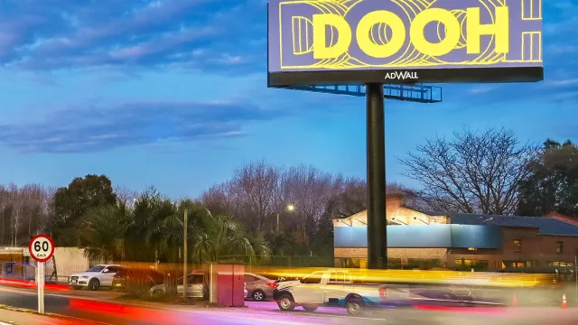 ADWALL instaló la primera columna digital del país frente al Aeropuerto de Carrasco y proyecta al menos cinco más