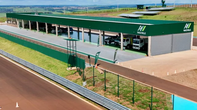 Raceville: el club exclusivo que combina autódromo con hotel, spa y naturaleza (por una membresía de 100.000 dólares)