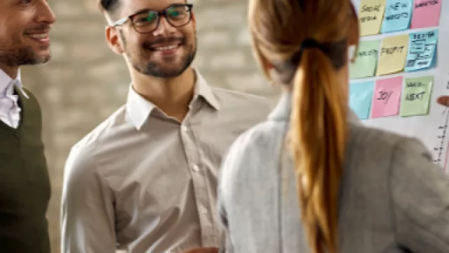 De líder a coach: Cómo dejar de “hacer por ellos” y empezar a “hacer que ellos puedan”