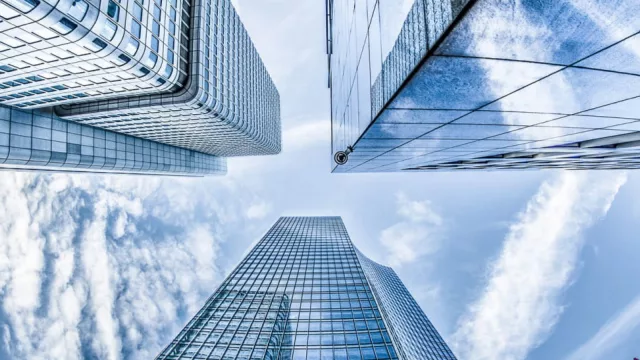 Mercado de oficinas se consolida en MVD (baja desocupación y precios premium estables)