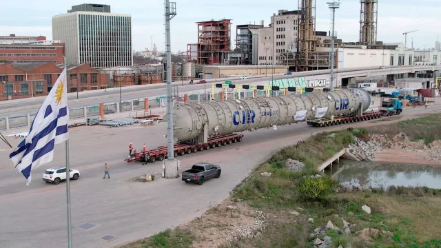 CIR fabricó en Uruguay la torre de destilación más grande de la historia (y la exportó a la Argentina por muchos verdes)