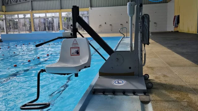 Tu pileta puede tener un ascensor y ser realmente accesibe (esta empresa uruguaya encontró el negocio)