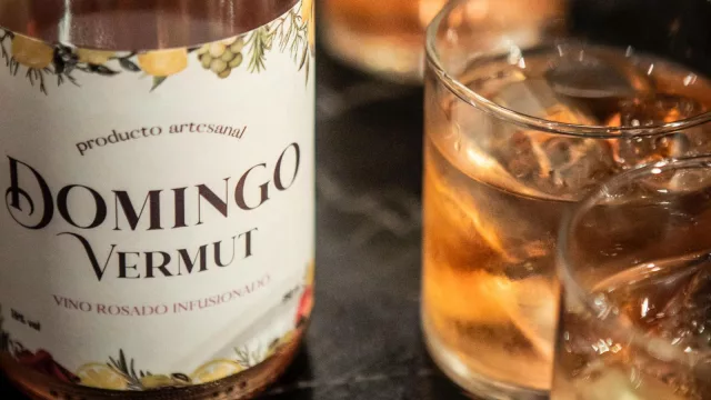 Domingo: el vermut artesanal uruguayo que nació en casa y ya pisa fuerte en el mercado