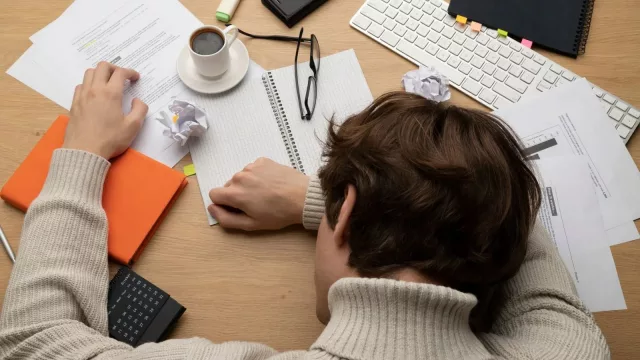 Médicos intensivistas alertan por crisis de salud mental: altos niveles de agotamiento emocional y violencia laboral que impacta a 7 de cada 10 profesionales
