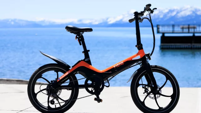 La bicicleta eléctrica alemana que se dobla y entra en el auto más chico que hay en Uruguay (Blaupunkt, ya vendió 200 unidades junto a Mobility)