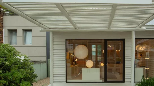 Iluminación con estética “más rústica y playera” (Darko Lighting va por Manantiales)