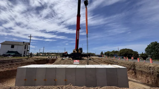 Schmidt montó un túnel peatonal de 20 metros en 12 horas con su sistema de hormigón premoldeado