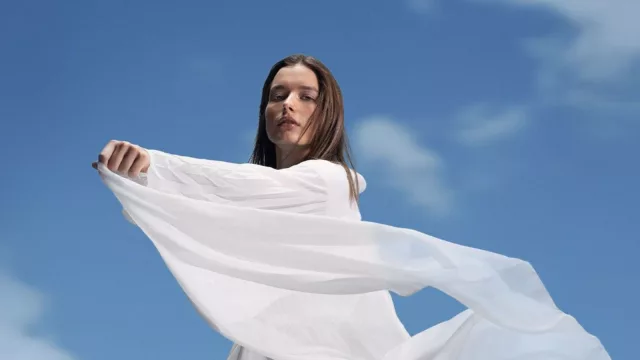 Cloud Dancer aka un tono blanco (Pantone anunció cuál es el Color del Año 2026 en colaboración con Motorola)