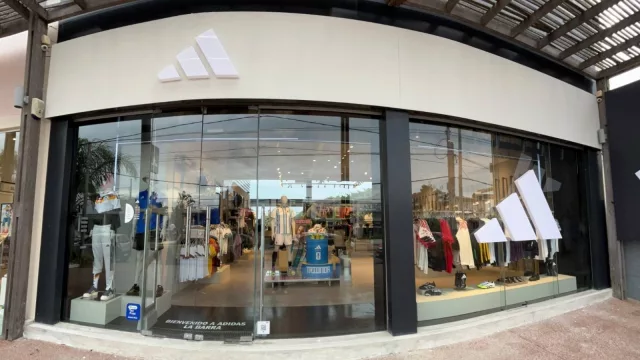 Adidas se mete en la temporada esteña (y suma otra tienda en el interior)