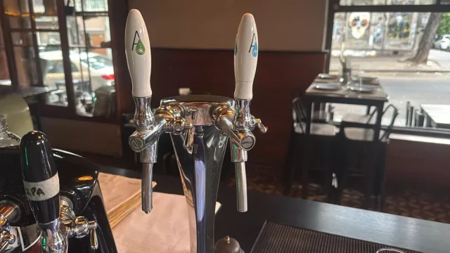 Agua “tirada” como cerveza (la empresa Calma Uy gana terreno en restaurantes y cafeterías de todo el país)