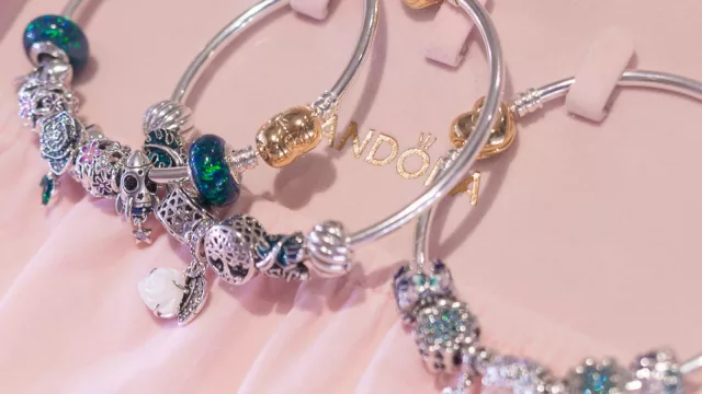 El boom de los charms de la joyería furor se expande en Uruguay (Pandora inauguró su tercer pop-up en el país y va por dos más)