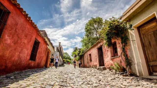 Ingresos por divisas de turismo en UY (en 2025 creció 16,6% alcanzando US$ 2.040 millones)