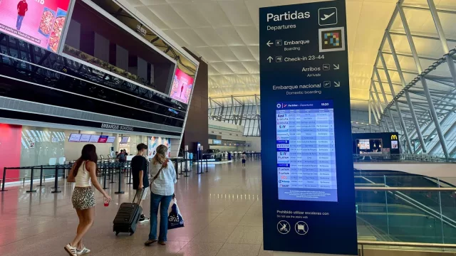 Viajes sin barreras (el Aeropuerto de Carrasco es el primero del mundo en incorporar tecnología NaviLens de accesibilidad universal)