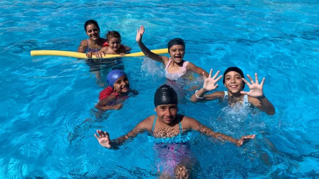 ¡Al agua pato! (Ministerio de Vivienda promovió que familias del Plan Juntos asistan a natación)