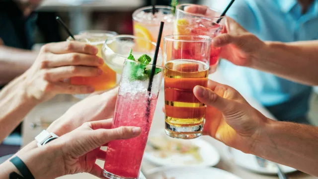 La Generación Z redefine el consumo de alcohol (...y Uruguay observa un cambio cultural)