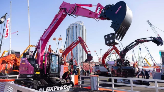 Una excavadora rosa que vale US$ 220.000 (la llamativa subasta benéfica que realizó Link-Belt en Las Vegas)