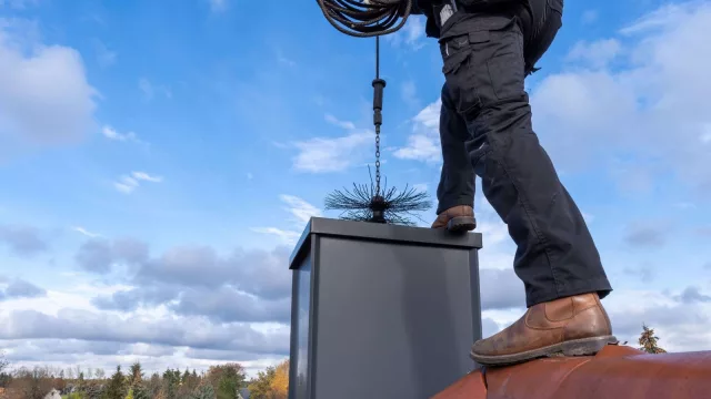 No es el de Mary Poppins, pero también es un buen amigo (antes del frío y prender las estufas es bueno tener un deshollinador para llamar)