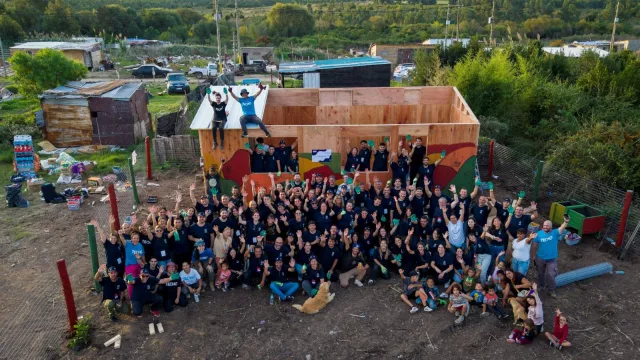 De cumpleaños y trabajando (Bimbo construye junto a Techo un merendero comunitario)