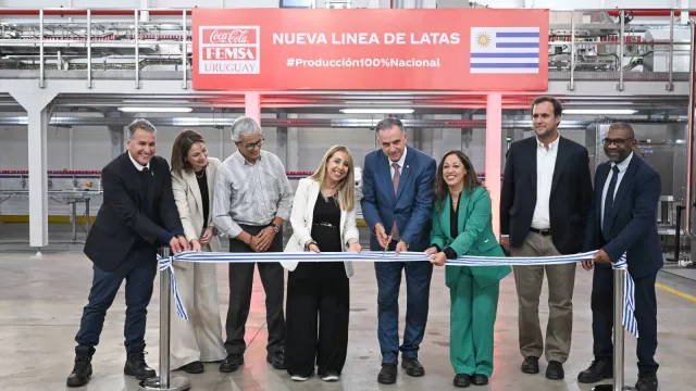 Coca-Cola FEMSA empieza a producir latas en Uruguay (y gana margen para moverse más rápido en el mercado)