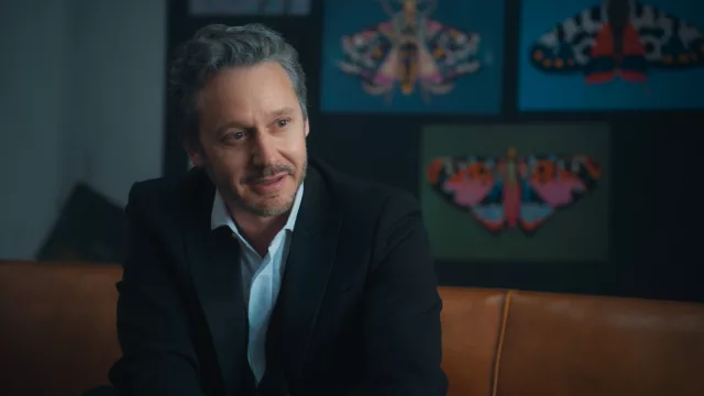 Benjamín Vicuña, Rita Cortese, Violeta Urtizberea y Jorge Bolani juntos en “El Resto Bien” (la serie llegó a Flow)