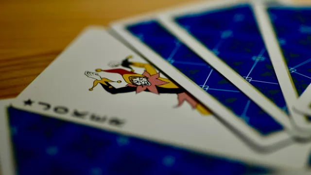 Guía completa: con cuantos mazos se juega póker según la variante