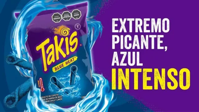 Con una bebida fría a mano (animate al Takis Blue Heat)