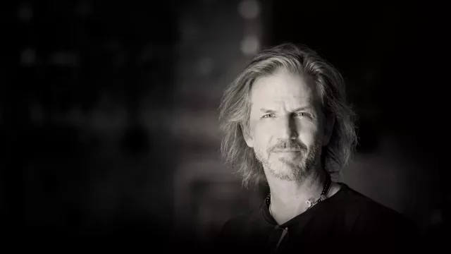 “Sobre la marcha”: el formato que rompe el guión y aterriza en Uruguay con Facundo Arana