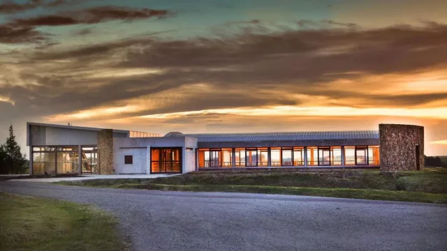 Para que la experiencia del Malbec uruguayo sea completa (Viñas del Quintón inaugura restaurante y relanza su Bruna Bianca)