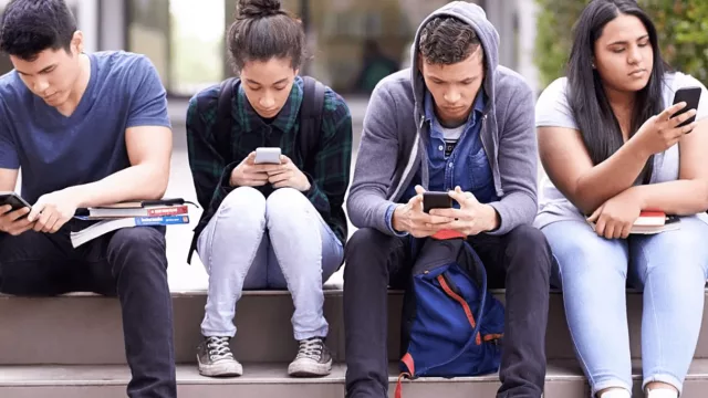 Saturación de contenido, fatiga digital y el colapso del scroll infinito (los datos que muestran que hay un stop)