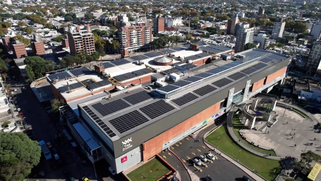 Tres Cruces enciende su propia energía (el centro invierte US$ 1,2 millones en una de las mayores plantas fotovoltaicas del país)
