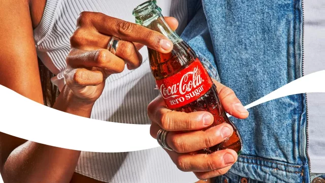 Coca-Cola cambia su imagen visual en todo el mundo (y las latas y botellas que comprás en Uruguay ya van a lucir diferente)