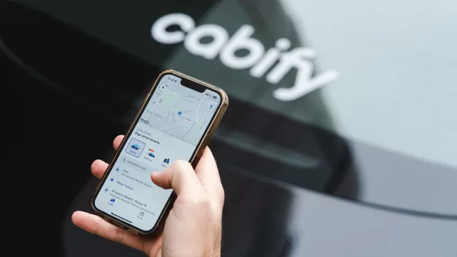 Cabify refuerza la seguridad de sus viajes (así funciona la nueva herramienta de verificación de identidad para pasajeros y conductores)