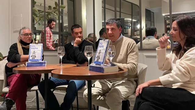 19 padres, una pregunta: ¿qué significa ser papá hoy? (librería Feltrinelli albergó un diálogo necesario con el nuevo libro Yo, papá como puntapié)