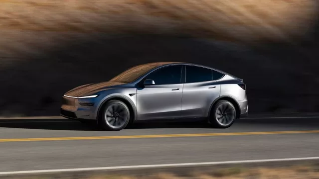 Tesla y AKT: las marcas que tienen los modelos más vendidos de carros y motos este año en Colombia