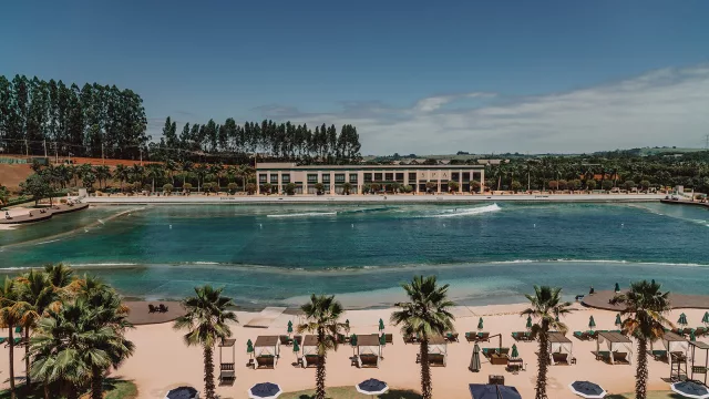 Surf chic en el campo: así es el hotel que creó una playa a 100 km del mar